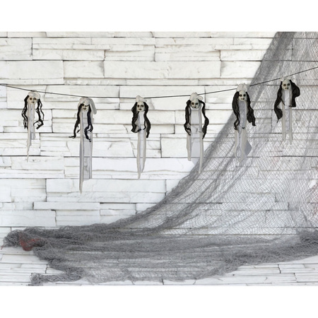 Feestdecoratie slinger met horror meisjes poppen hoofdjes 150 cm